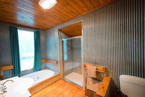 Sanctuary Park Cottages - QLD Tourism 5