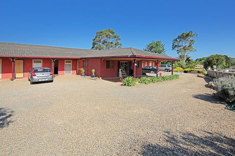 Milton Village Motel - QLD Tourism 1