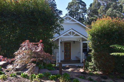 Gatehouse Cottage At Merrow Cottages - Mt Dandenong - QLD Tourism 1
