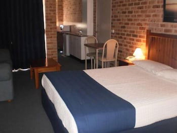 Lake Haven Motor Inn & Palms Restaurant - QLD Tourism 4