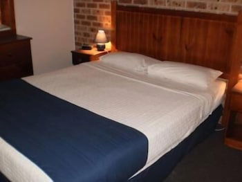 Lake Haven Motor Inn & Palms Restaurant - QLD Tourism 5