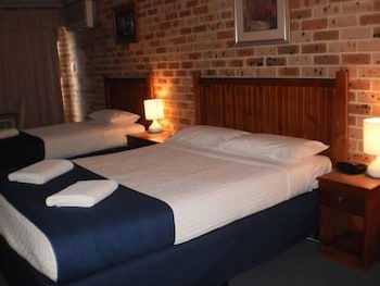 Lake Haven Motor Inn & Palms Restaurant - QLD Tourism 6