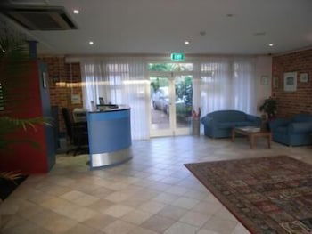 Lake Haven Motor Inn & Palms Restaurant - QLD Tourism 0