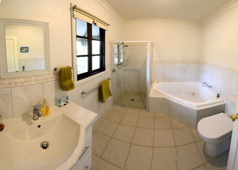 St Helens Country Cottages - QLD Tourism 5
