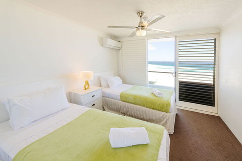 Berkeley On The Beach - QLD Tourism 4