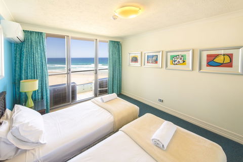 Berkeley On The Beach - QLD Tourism 3