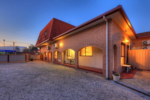 Midlands Motel - QLD Tourism 1
