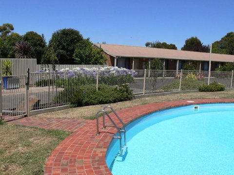 Begonia City Motor Inn - QLD Tourism 3