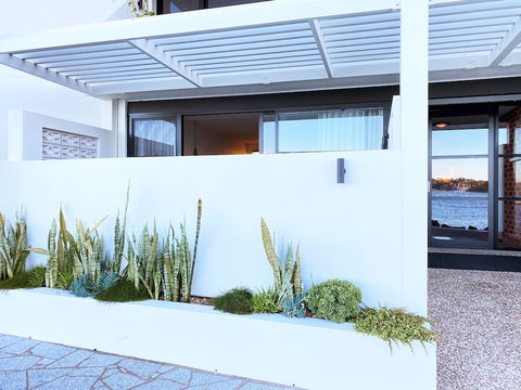 Bay Breeze Boutique Accommodation - Queensland Tourism 3