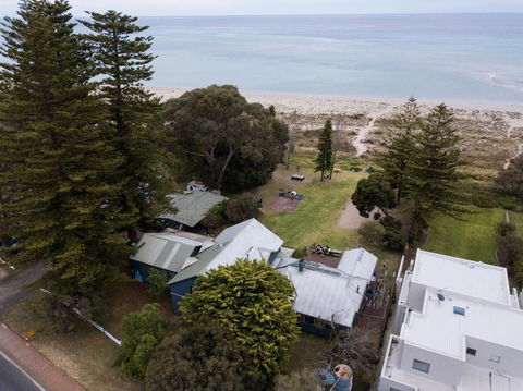Dunsborough Beachouse YHA Hostel - Queensland Tourism 2