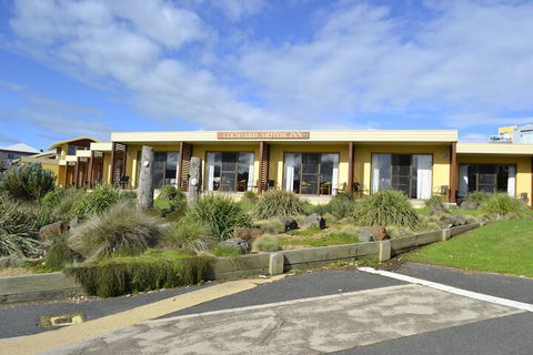 Loch Ard Motor Inn - Queensland Tourism 4