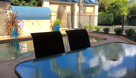 Edward Parry Motel & Apartments - QLD Tourism 3