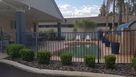 Edward Parry Motel & Apartments - QLD Tourism 4