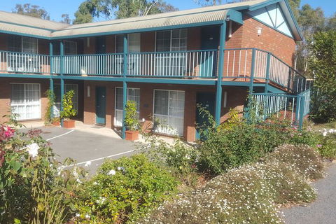 Hepburn Springs Motor Inn - Queensland Tourism 2