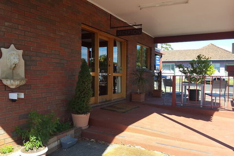 Hepburn Springs Motor Inn - Queensland Tourism 1
