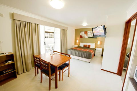 Redwood Manor Motel Apartments - QLD Tourism 3