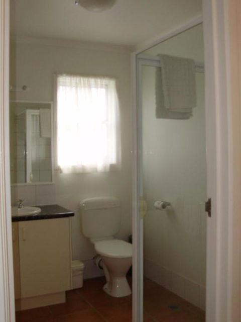 Redwood Manor Motel Apartments - QLD Tourism 4