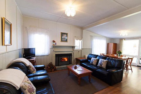 Country Gate Cottages - QLD Tourism 3