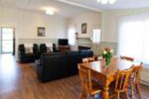 Country Gate Cottages - QLD Tourism 0