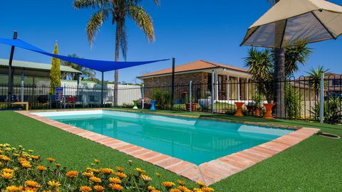 Aalbany Motel - Queensland Tourism 1