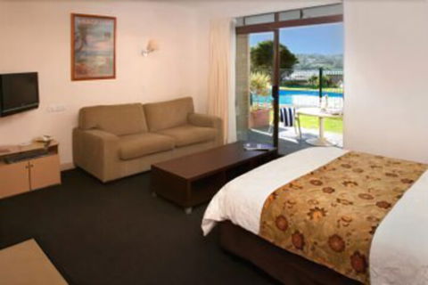 Whale Motor Inn And Restaurant - QLD Tourism 4