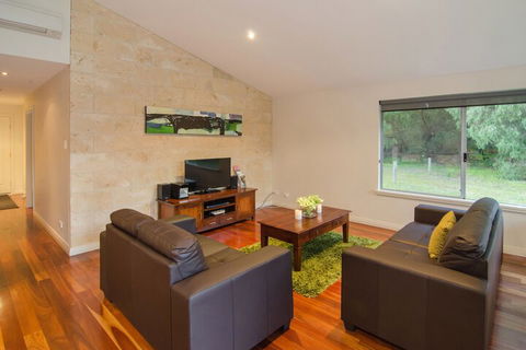 Acacia Chalets - Queensland Tourism 2