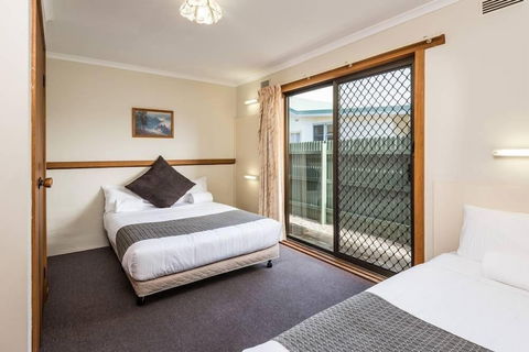 Lakes Jakaranda Holiday Units - Queensland Tourism 5