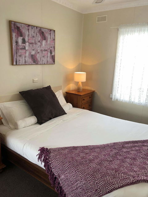 Lakes Jakaranda Holiday Units - Queensland Tourism 1