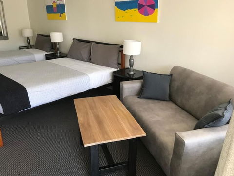 Cook's Endeavour Motor Inn - QLD Tourism 3