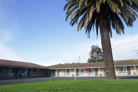 Golden Palms Motel - QLD Tourism 6