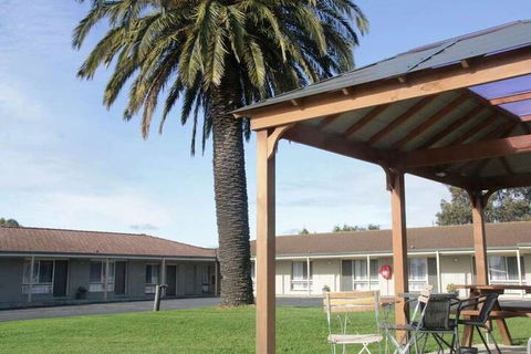 Golden Palms Motel - QLD Tourism 3