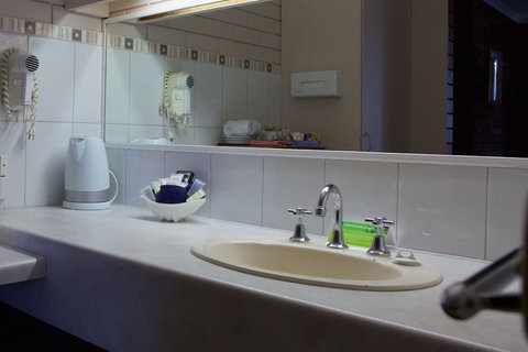 Paddle Wheel Motel - Queensland Tourism 6