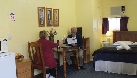Warrnambool Motel And Holiday Park - QLD Tourism 5