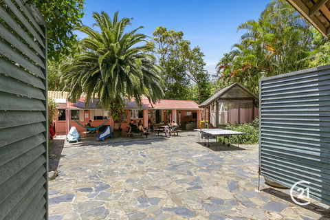 Dolphins Beach House - Queensland Tourism 3