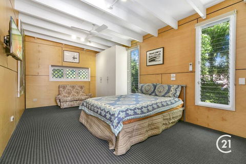 Dolphins Beach House - Queensland Tourism 4