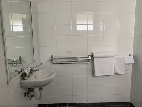 Bishop's Lodge Motor Inn - Queensland Tourism 2