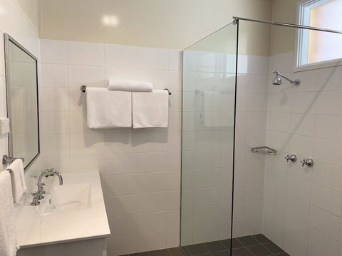 Bishop's Lodge Motor Inn - Queensland Tourism 6