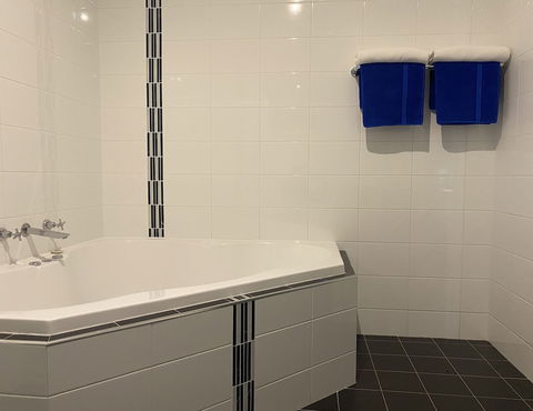 Bishop's Lodge Motor Inn - Queensland Tourism 3