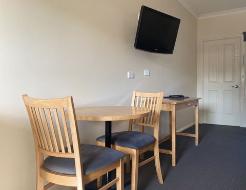 Bishop's Lodge Motor Inn - Queensland Tourism 4