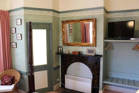 Ross B&B Accommodation - QLD Tourism 7