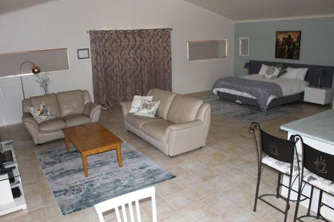 Granite Gardens Cottages & Lake Retreat - QLD Tourism 5