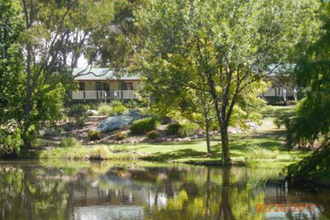Granite Gardens Cottages & Lake Retreat - QLD Tourism 4