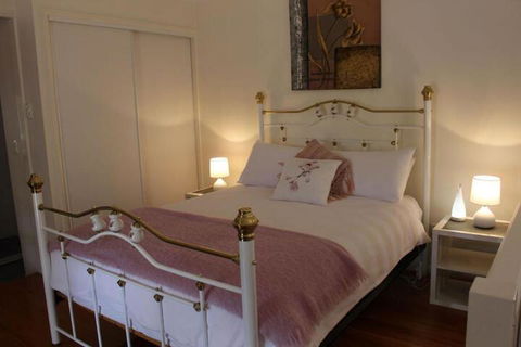 Granite Gardens Cottages & Lake Retreat - QLD Tourism 7