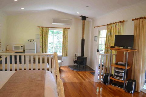Granite Gardens Cottages & Lake Retreat - QLD Tourism 3