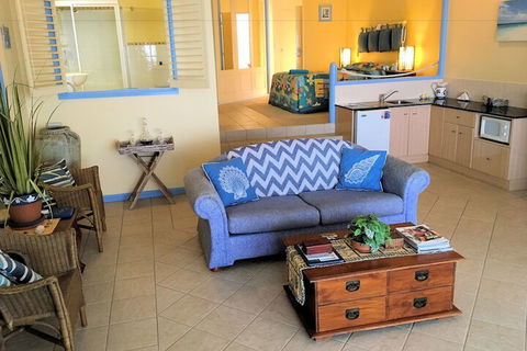 Al Mare Beachfront Retreat - Queensland Tourism 6