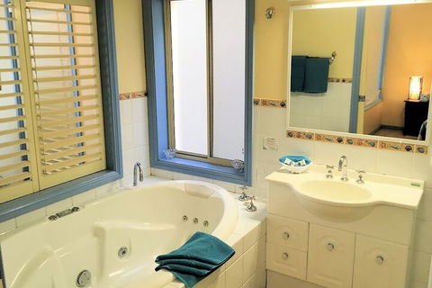 Al Mare Beachfront Retreat - Queensland Tourism 5