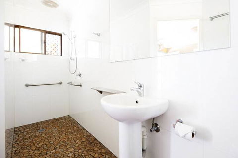 Backpackers Holiday Village - Queensland Tourism 2