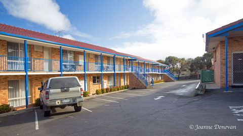 Blue Whale Motor Inn & Apartments - QLD Tourism 0