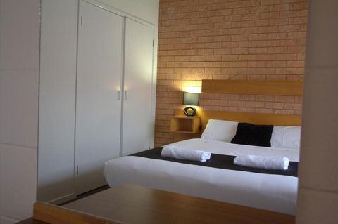 Blue Whale Motor Inn & Apartments - QLD Tourism 3