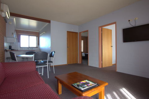 Blue Whale Motor Inn & Apartments - QLD Tourism 2